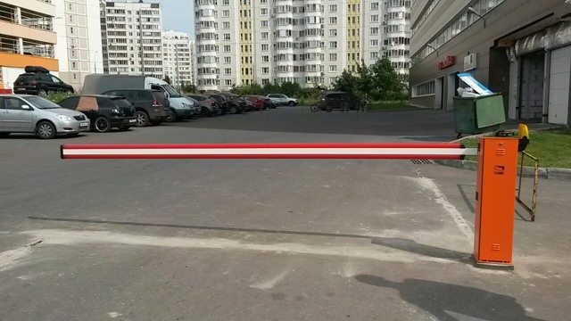 Установка шлагбаума во дворе дома Установка шлагбаума во дворе дома