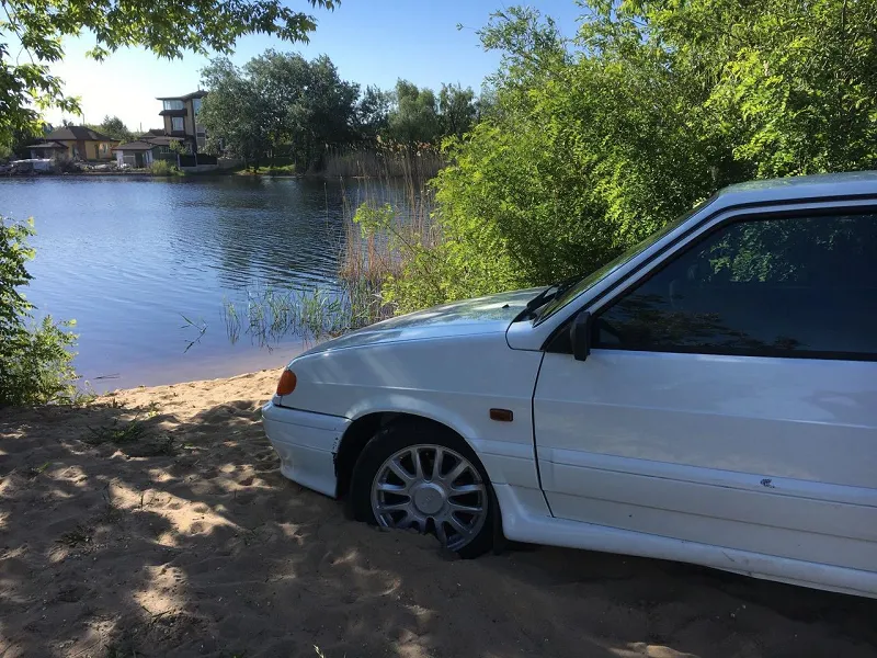 На каком удалении от водоема можно парковать автомобиль?