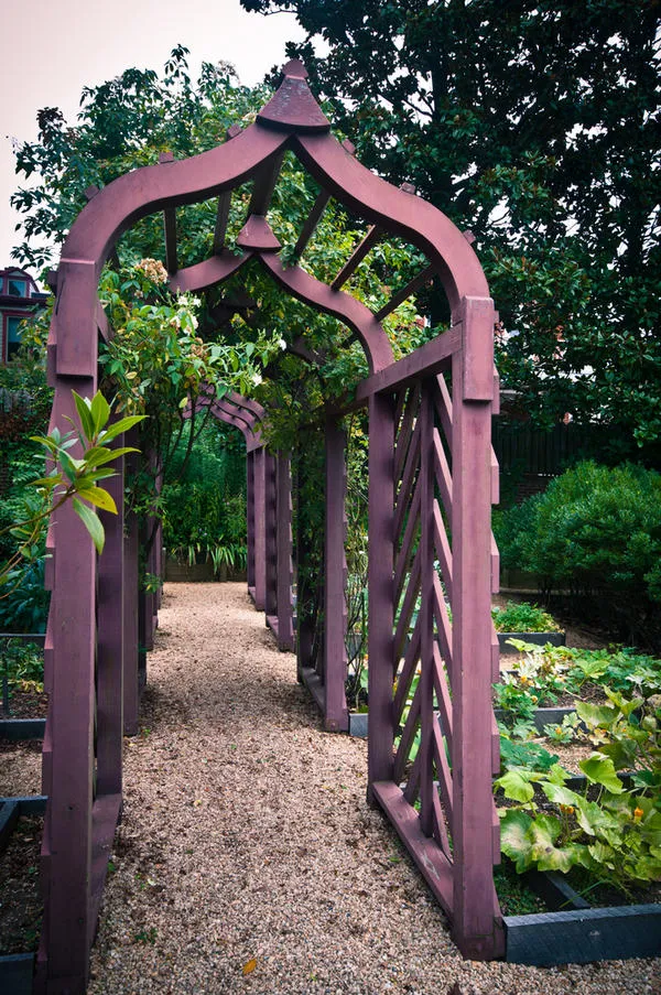 Группа деревянных арок на огороде