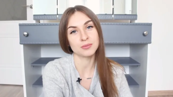 Надежда на своем канале YouTube поделилась опытом преобразования советского трельяжа. | Фото: youtube.com.