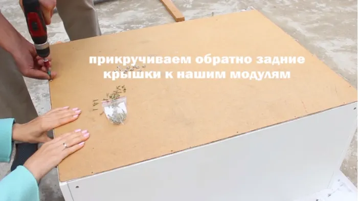 После того как вся конструкция была собрана закрепили задние крышки. | Фото: youtube.com.