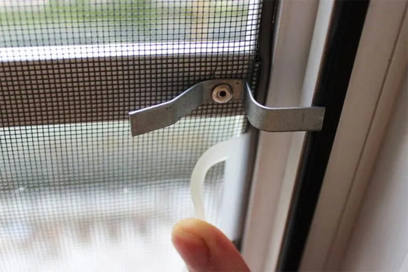Как закрепить москитную сетку на окне ПВХ с помощью плунжерей