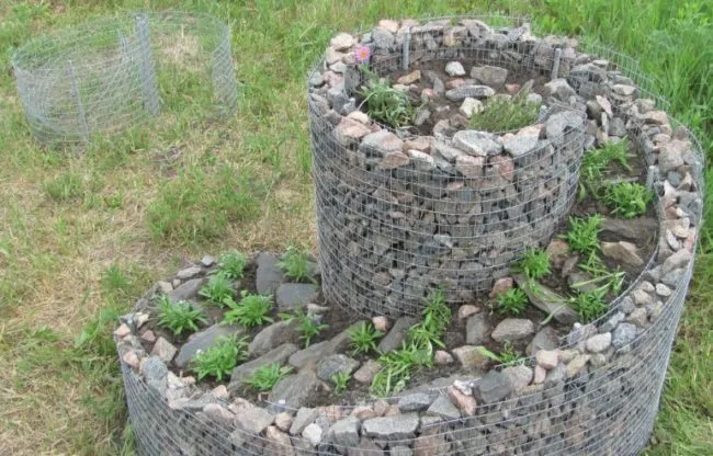 Клумба-улитка своими руками из металлической сетки и мелких камней