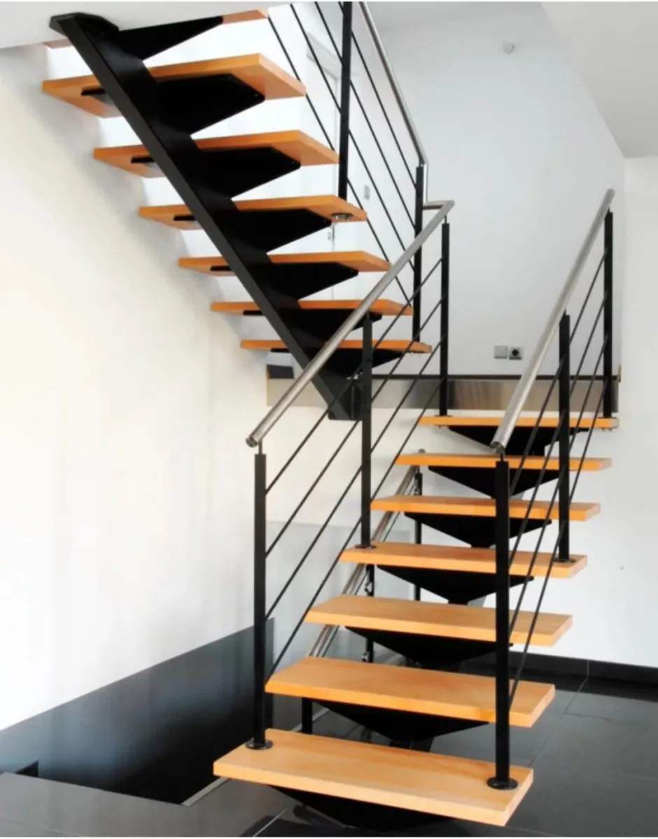 Металлическая лестница с металлическими ступенями