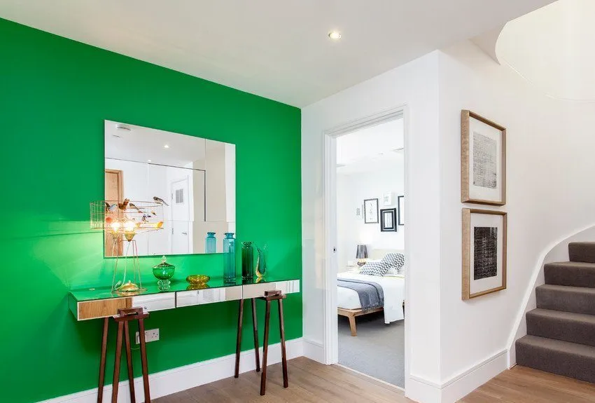 Необязательно окрашивать в яркие цвета все стены комнаты, можно эффектно выделить только одну из них