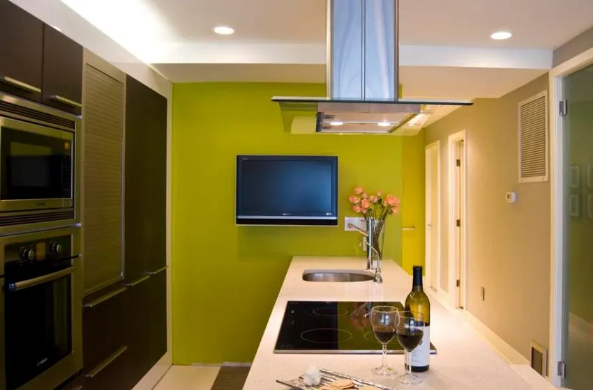 Для оформления стен на кухне нужно выбирать краску с более высоким уровнем износостойкости