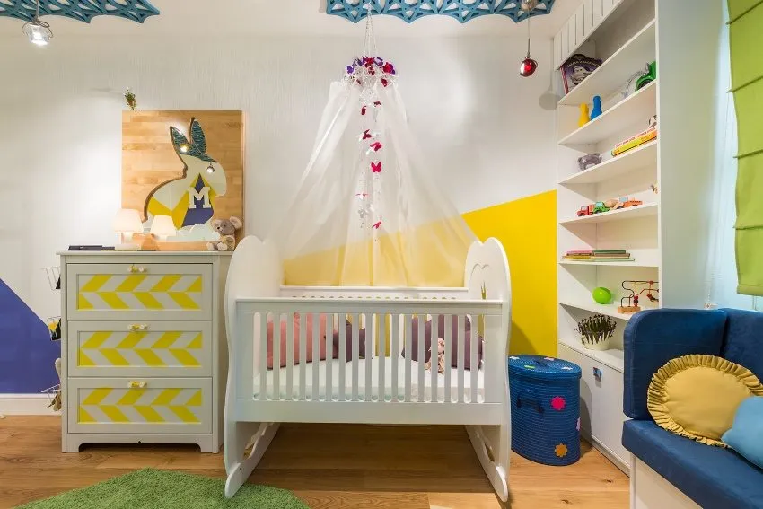 Сочетание белого, синего и желтого цветов краски на стенах в детской комнате