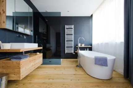 Деревянные полы и элементы декора в ванной комнате
