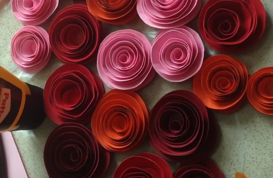 Розы из цветной бумаги