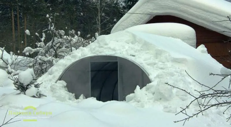 Снежный занос между теплицей и домом 