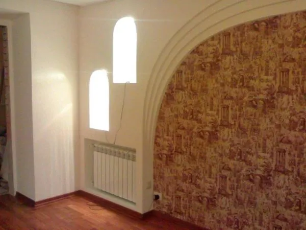 арка на белой стене