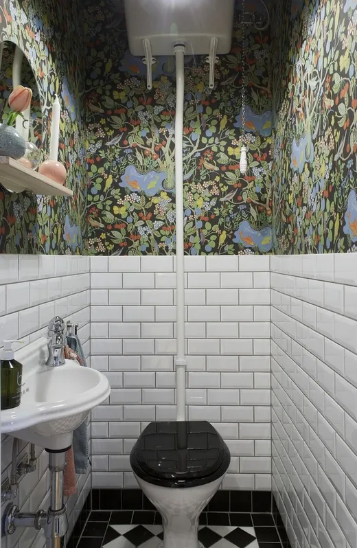 плитка и обои в туалете