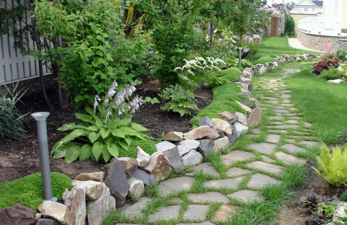 дизайн садового участка с дорожкой из камней 