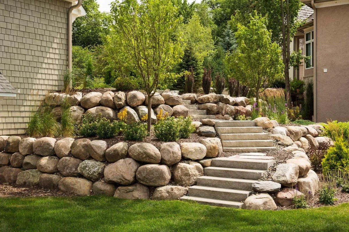 дизайн садового участка ступени и грубые камни