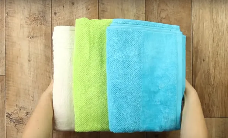 Я взяла три полотенца разного цвета. Не беда, если вы не найдёте три цвета, а будет всего один или два. И совсем необязательно они должны быть махровыми. Для такой работы можно использовать любой материал