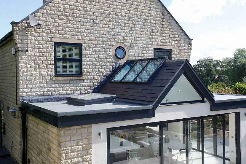 Комбинированная крыша со стеклянными элементами