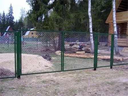 Секционное возведение забора из сетки рябицы