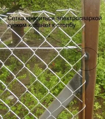 К металлическим столбам сетка крепится на крючки, которые навариваются на них заблаговременно