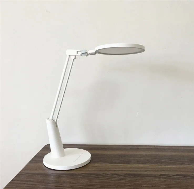 Как правильно установить и прикрепить настольную лампу к столу