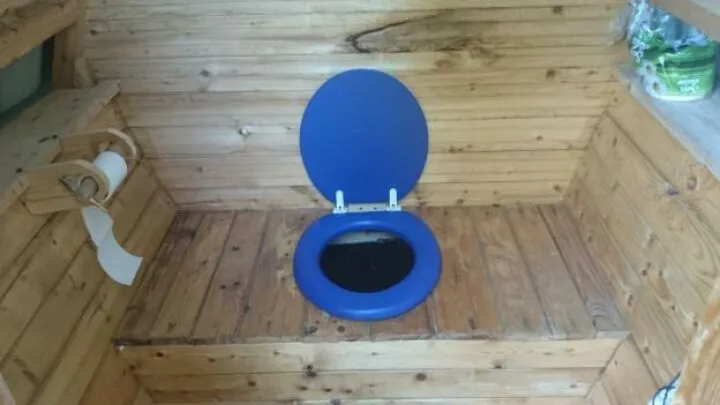 Вариант внутреннего обустройства туалета на даче