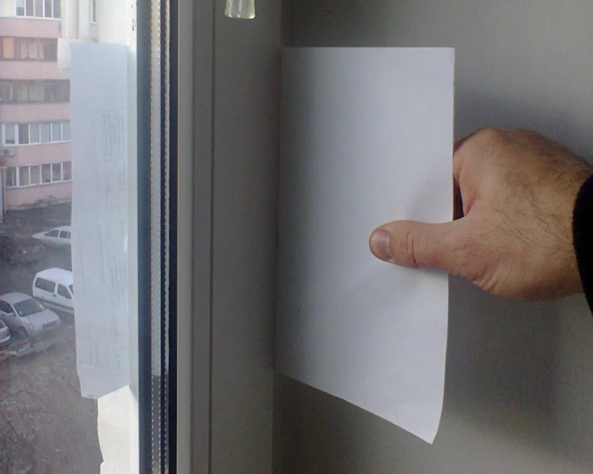 Проверка прижима окна бумажным листом
