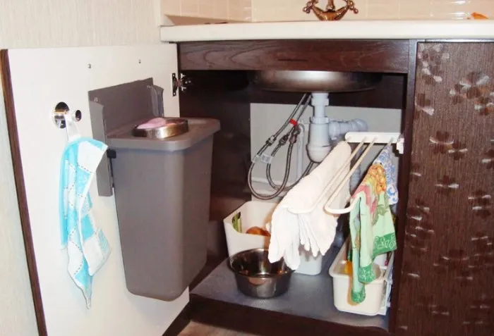 Храните кухонные полотенца на выдвижной штанге под раковиной / Фото: kitchen.cdnvideo.ru
