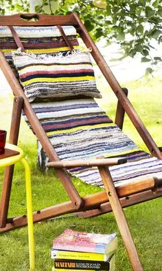 Virkattu matto ja pikkukori skandityyliin | Meillä kotona Furniture Projects, Furniture Makeover, Diy Furniture, Tapis Diy, Outdoor Chairs, Outdoor Decor, Home And Deco, Rag Rug