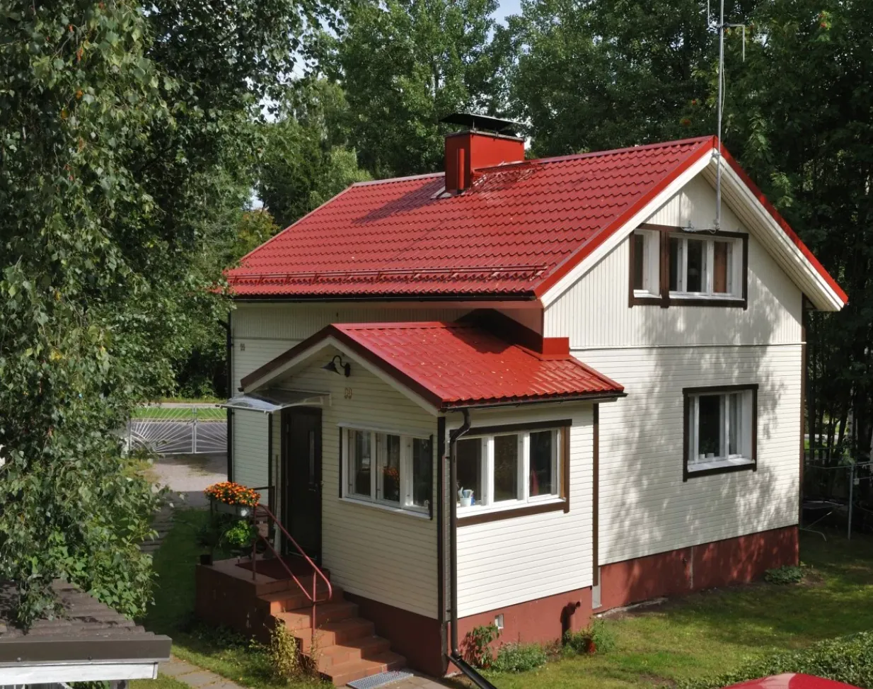 Цвет фасада для красной крыши