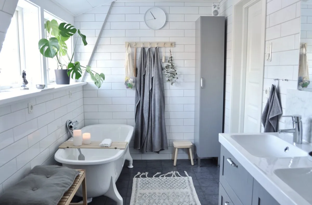 Бело-серая ванная комната в стиле сканди