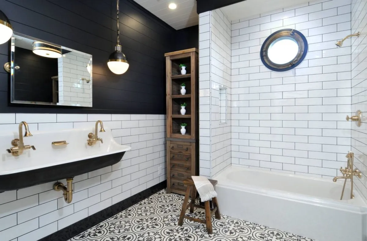 Черно-белая ванная комната в стиле сканди