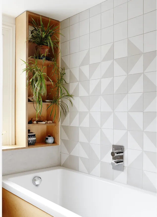 Бело-серая плитка на стенах ванной комнаты в стиле сканди