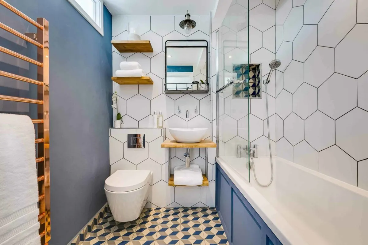 Белая плитка в форме шестиугольника на стенах ванной комнаты