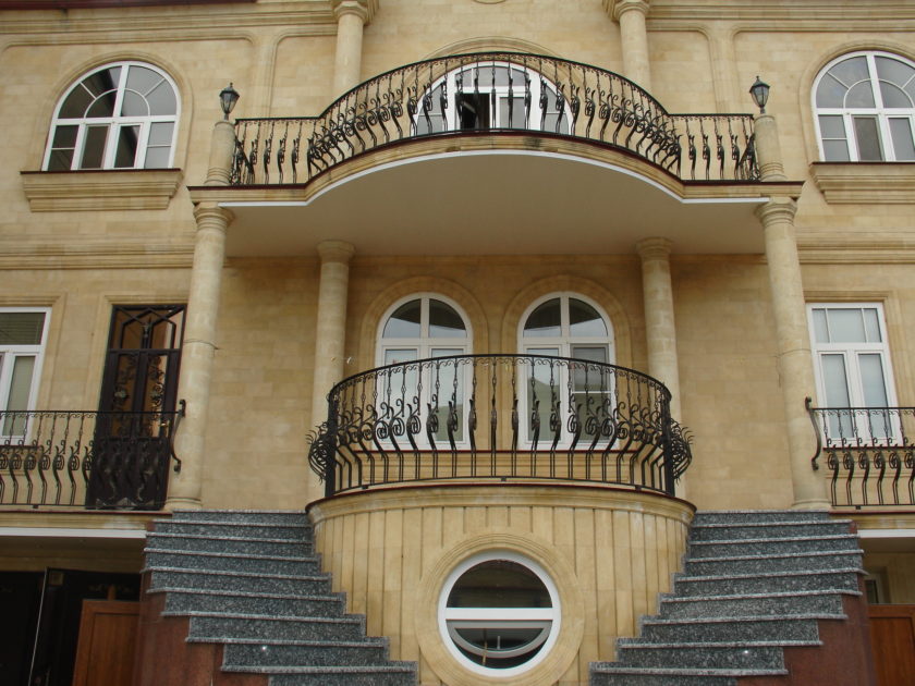 Кованые балконы - особенности такого