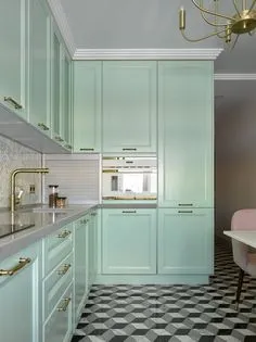 Золото и тропический декор в интерьере московской однушки — INMYROOM Modern Kitchen Interiors, Kitchen Interior Design Modern, Kitchen Decor Modern, Contemporary Kitchen Design, Kitchen Room Design, Kitchen Style, Kitchen Colour Schemes, Kitchen Colors, Light Green Kitchen