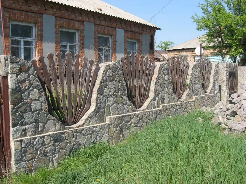 Забор из камня и дерева