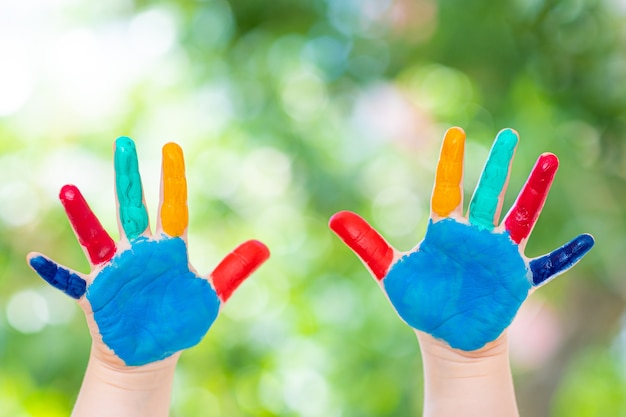 Детские руки окрашены красочными