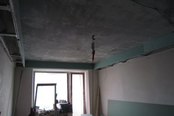 Потолки в панельных домах зачастую имеют достаточно ровную поверхность, поэтому отделка не сопряжена с особыми проблемами