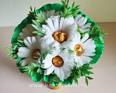 Ромашки из конфет своими руками