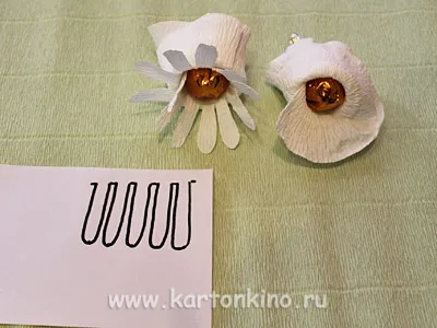 Ромашки из конфет своими руками