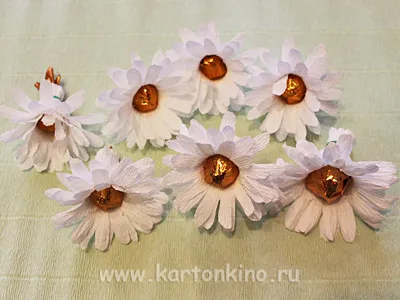 Ромашки из конфет своими руками