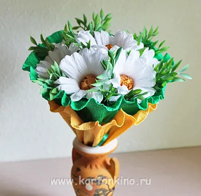 Ромашки из конфет своими руками