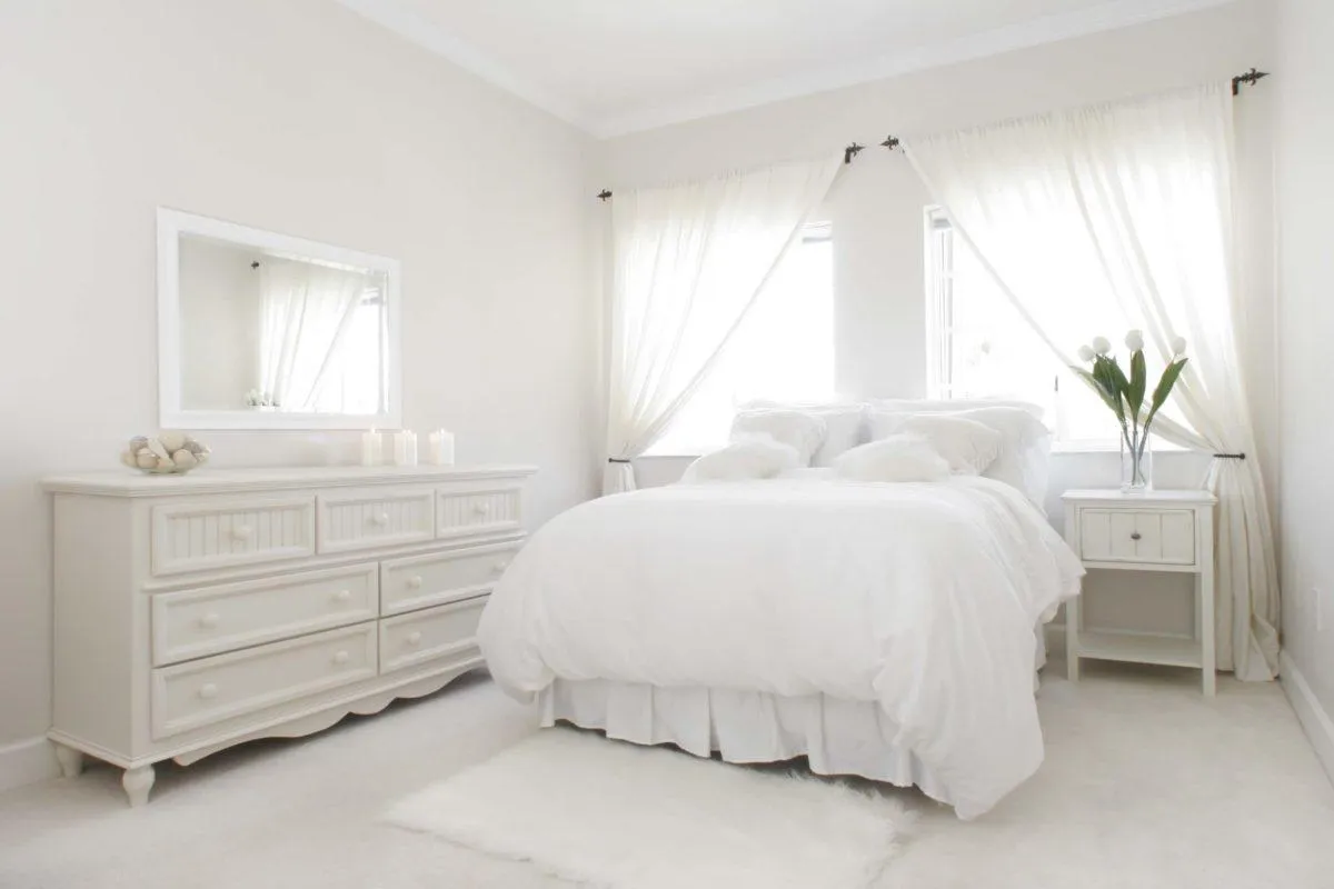 Спальня с оттенками белого