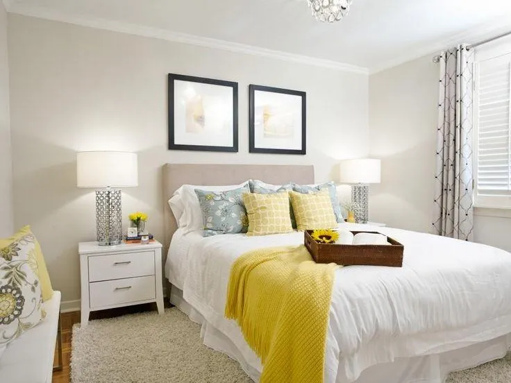 Белая спальня с желтым акцентом 