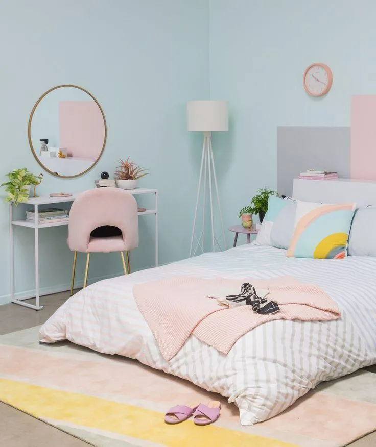 Спальня в светло-голубых тонах с розовыми акцентами