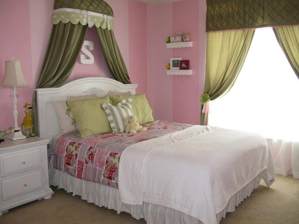 Комната в розовом цвете с текстилем оливкового цвета