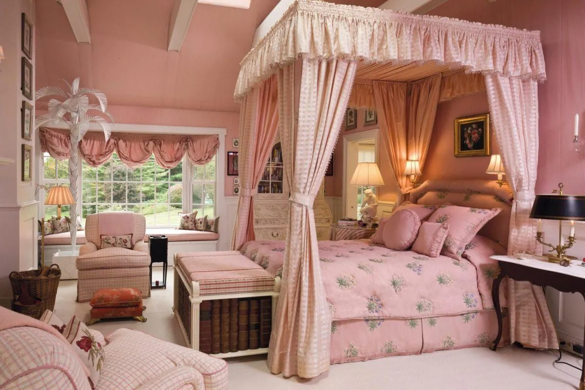 Нежно-розовая спальня с балдахином