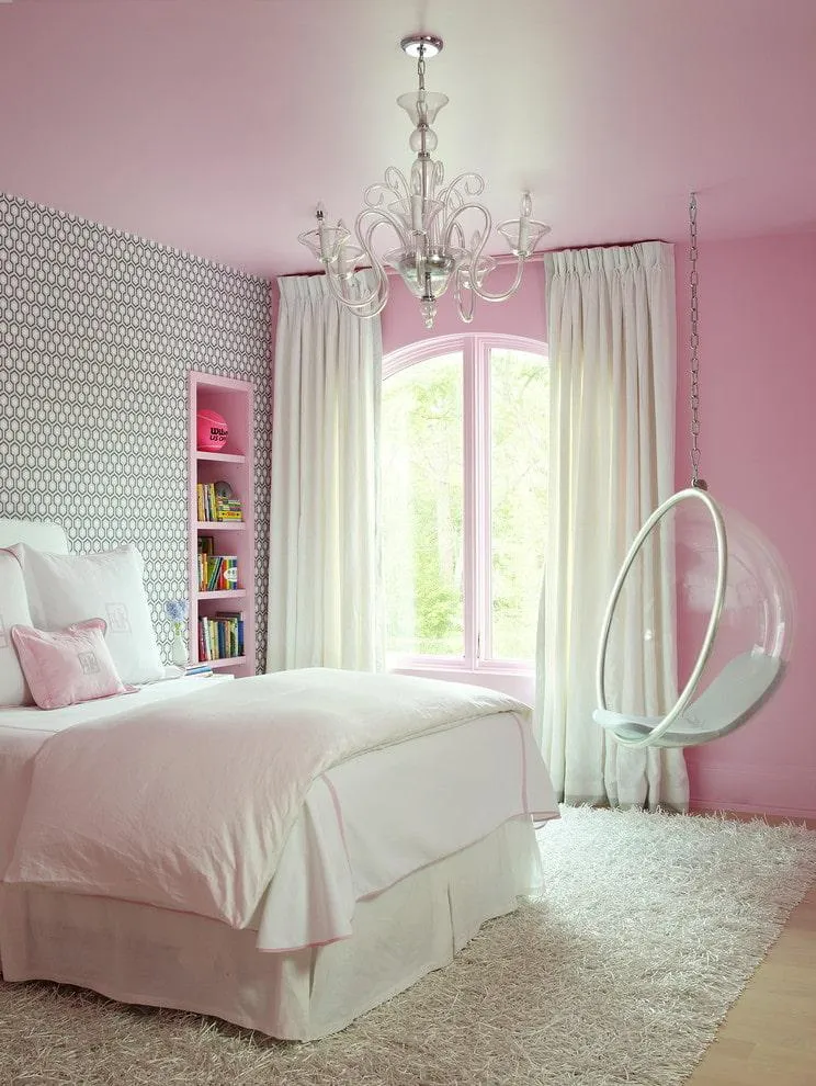 Розовая спальня с серой акцентной стеной