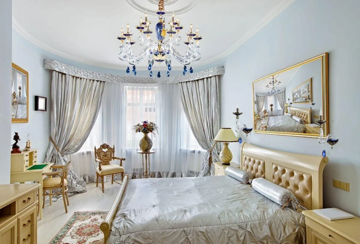 Светлая спальня в стиле классика с мебелью светлого оттенка дерева