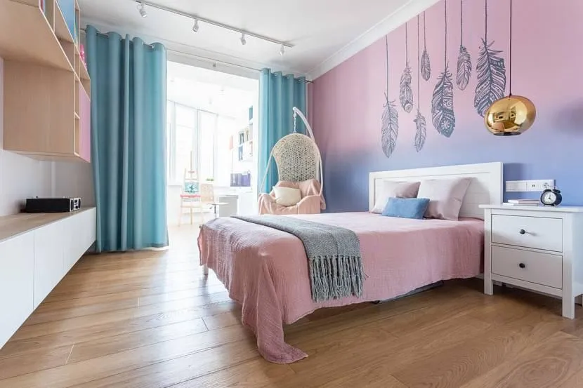 Светлая розово-голубая спальня