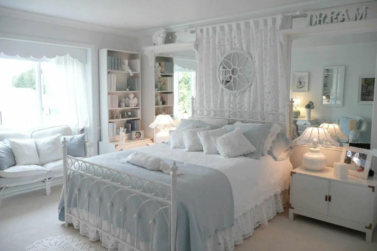 Нежно-голубая спальня в стиле шебби-шик